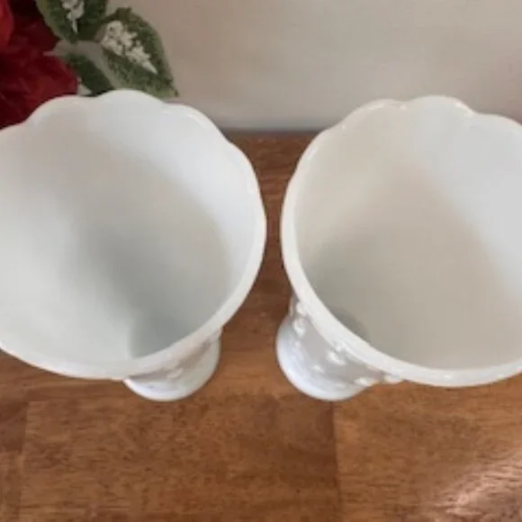 Pair of Vintage Hobnail Milk Glass Vases – Mid-Century Scalloped Rim Design - Picture 4 of 4